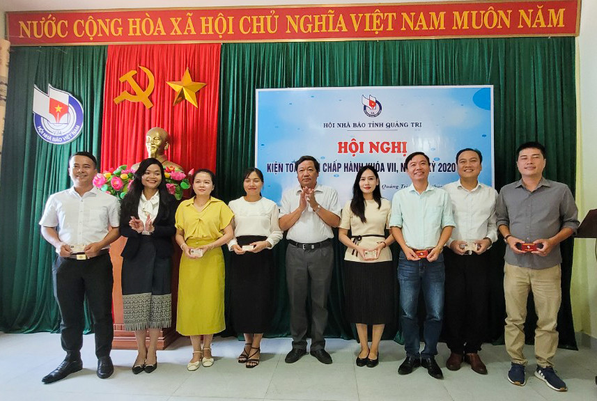 C&aacute;c hội vi&ecirc;n thuộc c&aacute;c cơ quan b&aacute;o ch&iacute; trong tỉnh được kết nạp v&agrave;o Hội Nh&agrave; b&aacute;o Việt Nam